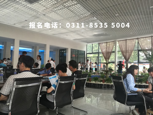 石家莊鐵路職業(yè)技工學(xué)校學(xué)費(fèi)一年多少？