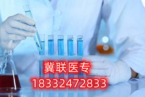對(duì)于很多想要通過(guò)河北單招考試升學(xué)的家長(zhǎng)和學(xué)生，往往感到為難的就是如何選擇大類方向。石家莊冀聯(lián)醫(yī)學(xué)中專學(xué)校單招升學(xué)熱門專業(yè)及院校推薦  石家莊冀聯(lián)醫(yī)學(xué)中專學(xué)校單招升學(xué)熱門專業(yè)及院校推薦  一方面是對(duì)大類招生政策的不了解，另一方面是感覺(jué)孩子太小，還不定性，盲目選擇怕將來(lái)孩子后悔。    考試七類是家長(zhǎng)們眼中的熱門大類，護(hù)理是人氣最高的專業(yè)，優(yōu)秀院校：滄州醫(yī)學(xué)高等?？茖W(xué)校。下面于老師給大家介紹一下第七類醫(yī)藥衛(wèi)生(臨床醫(yī)學(xué)類專業(yè)除外)等所涉及專業(yè)。    單招考試第七類醫(yī)學(xué)類考試第七類：    醫(yī)藥衛(wèi)生(臨床醫(yī)學(xué)類專業(yè)除外)等所涉及專業(yè)    科目：語(yǔ)文150分+數(shù)學(xué)150分+化學(xué)100分+職業(yè)適應(yīng)性測(cè)試350分（1、我國(guó)當(dāng)前醫(yī)藥衛(wèi)生行業(yè)的特點(diǎn)和發(fā)展方向、醫(yī)藥衛(wèi)生行業(yè)的特點(diǎn)和工作內(nèi)容常識(shí);2、生活中常見(jiàn)的基本疾病預(yù)防知識(shí)和疫情防控知識(shí);3、國(guó)際、全國(guó)疾病防控宣傳日相關(guān)知識(shí);4、醫(yī)學(xué)專業(yè)相關(guān)的社會(huì)人文常識(shí)。）    牽頭院校：滄州醫(yī)學(xué)高等專科學(xué)校    推薦院校：河北化工醫(yī)藥職業(yè)技術(shù)學(xué)院、滄州醫(yī)學(xué)高等?？茖W(xué)校、邢臺(tái)健康醫(yī)學(xué)院、承德護(hù)理職業(yè)學(xué)院、廊坊衛(wèi)生職業(yè)學(xué)院、唐山職業(yè)技術(shù)學(xué)院、河北女子職業(yè)技術(shù)學(xué)院    熱門專業(yè)：護(hù)理、醫(yī)學(xué)檢驗(yàn)技術(shù)、醫(yī)學(xué)影像技術(shù)、助產(chǎn)、口腔醫(yī)學(xué)技術(shù)、心理咨詢、眼視光技術(shù)、藥學(xué)    2023年河北單招考試人數(shù)：約25300人    錄取率：58.47%    公辦錄取率：17.50%    大類解讀：熱門大類，男女生都可以報(bào)考，文理不限，專業(yè)技術(shù)性不強(qiáng)。      第七大類職業(yè)適應(yīng)性測(cè)試具體考試內(nèi)容：    1、我國(guó)當(dāng)前醫(yī)藥衛(wèi)生行業(yè)的特點(diǎn)和發(fā)展方向、醫(yī)藥衛(wèi)生行業(yè)的特點(diǎn)和工作內(nèi)容常識(shí)；    2、生物醫(yī)學(xué)基礎(chǔ)知識(shí)；    3、生活中常見(jiàn)的基本疾病預(yù)防知識(shí)和疫情防控知識(shí)；    4、國(guó)際、全國(guó)疾病防控宣傳日相關(guān)知識(shí)；    5、醫(yī)學(xué)專業(yè)相關(guān)的社會(huì)人文常識(shí)。      一、護(hù)理    就業(yè)方向：主要面向各級(jí)各類醫(yī)療衛(wèi)生系統(tǒng)和社區(qū)衛(wèi)生服務(wù)機(jī)構(gòu)，從事臨床護(hù)理、健康保健工作，就業(yè)度好。    二、醫(yī)學(xué)檢驗(yàn)技術(shù)    就業(yè)方向：主要面向各級(jí)醫(yī)院檢驗(yàn)科、血庫(kù)，各級(jí)疾病預(yù)防控制中心、血站、檢驗(yàn)檢疫、計(jì)劃生育服務(wù)等機(jī)構(gòu)，以及各種獨(dú)立實(shí)驗(yàn)室、醫(yī)學(xué)生物試劑生產(chǎn)經(jīng)營(yíng)企業(yè)，從事醫(yī)學(xué)檢驗(yàn)等工作。    三、醫(yī)學(xué)影像技術(shù)    就業(yè)方向：主要面向各級(jí)醫(yī)療衛(wèi)生機(jī)構(gòu)及體檢中心等部門從事醫(yī)學(xué)影像工作。    四、助產(chǎn)    就業(yè)方向：主要面向各級(jí)綜合性醫(yī)院和婦幼保健院（所）、婦幼保健管理機(jī)構(gòu) ，以及孕婦學(xué)校、親子活動(dòng)中心和月嫂培訓(xùn)中心等社區(qū)婦幼保健機(jī)構(gòu)組織，從事助產(chǎn)、臨床護(hù)理、計(jì)劃生育和婦幼保健管理及服務(wù)等工作。  五、口腔醫(yī)學(xué)技術(shù)    就業(yè)方向：方向一∶口腔治療技術(shù)方向 主要面向各級(jí)口腔醫(yī)療機(jī)構(gòu)及口腔醫(yī)療相關(guān)機(jī)構(gòu)，在醫(yī)師助手、口腔咨詢等崗位群，從事口腔常見(jiàn)病和多發(fā)病的輔助治療與服務(wù)等工作。    方向二∶口腔修復(fù)工藝方向 主要面向口腔修復(fù)制作行業(yè)各級(jí)義齒加工企業(yè)、醫(yī)療機(jī)構(gòu)口腔技工室及口腔醫(yī)療相關(guān)機(jī)構(gòu)，在口腔修復(fù)、技術(shù)管理等崗位群，從事口腔修復(fù)體制作、技術(shù)管理與服務(wù)等工作。  石家莊冀聯(lián)醫(yī)學(xué)中等專業(yè)學(xué)校電話：0311-87368833； 18332472833（同微信）  石家莊冀聯(lián)醫(yī)學(xué)中專學(xué)?？焓痔?hào)：v18332472833